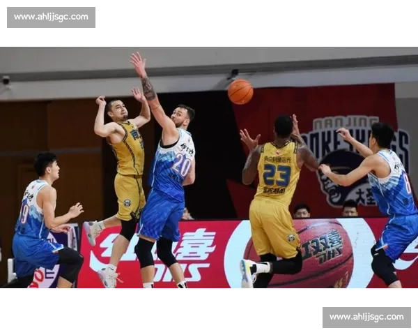 新疆队迎战浙江队激战即将上演两队实力对决谁能笑到最后